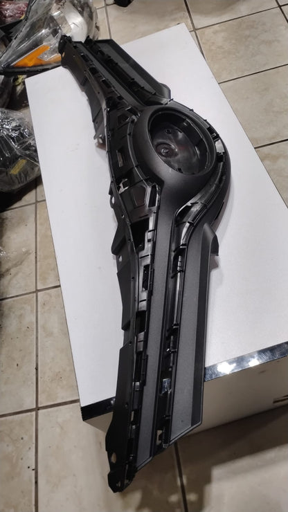 TOYOTA YARIS 2015 2017 Grille assy H/B