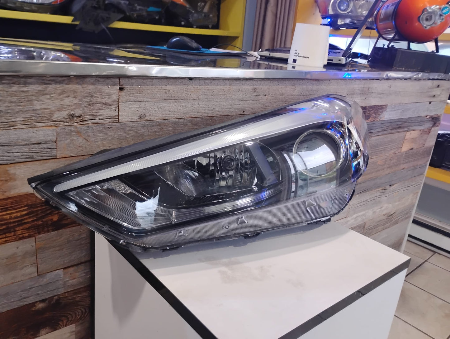HYUNDAI TUCSON 2016 2018 DRIVER SIDE Headlamp assy composite Halogen; w/LED Position Lamp