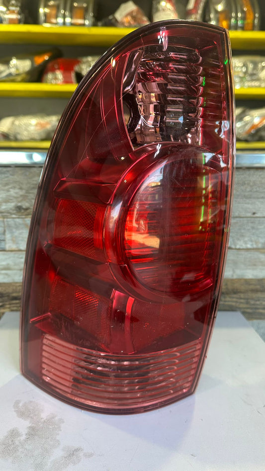 TOYOTA TACOMA 2005- 2015 Driver Taillamp assy Std Type