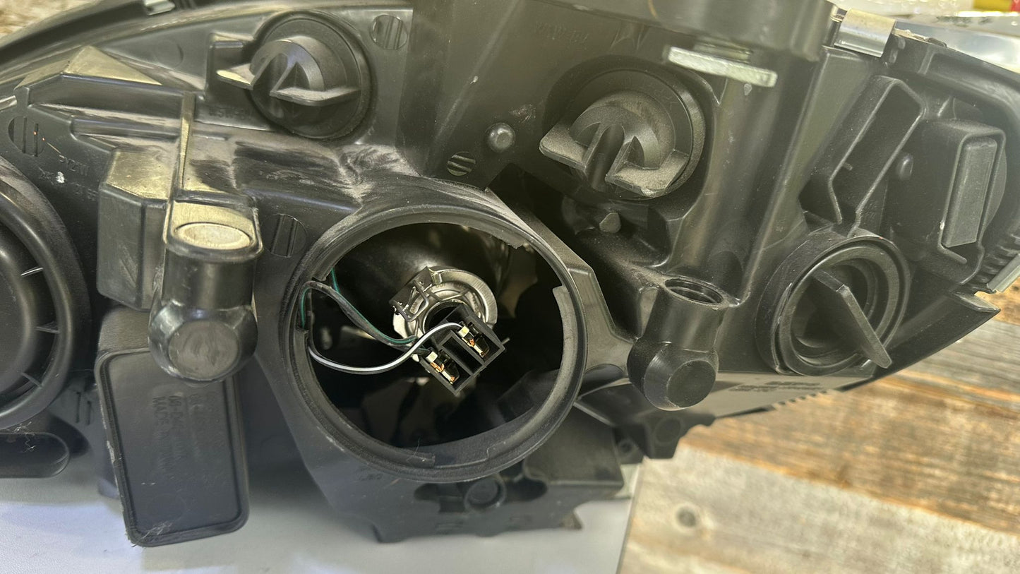 MERCEDEZ BENZ C230 C300 C350 C63 AMG 2008-2011 Passenger Headlamp assy composite Halogenn