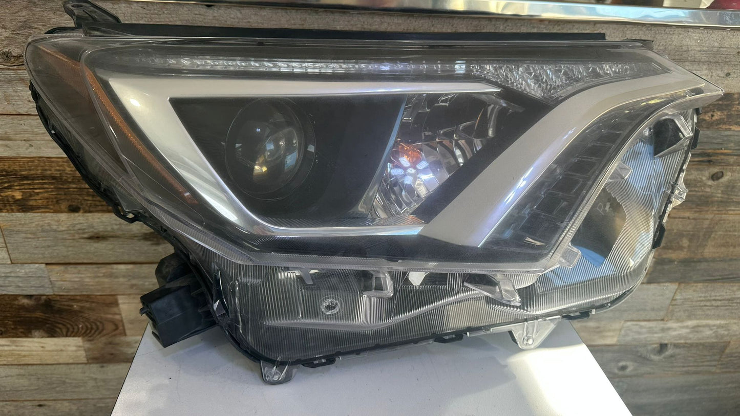 TOYOTA RAV4 2016-2018 Passenger  Headlamp assy composite Halogen; North America Built; w/Black Bezel