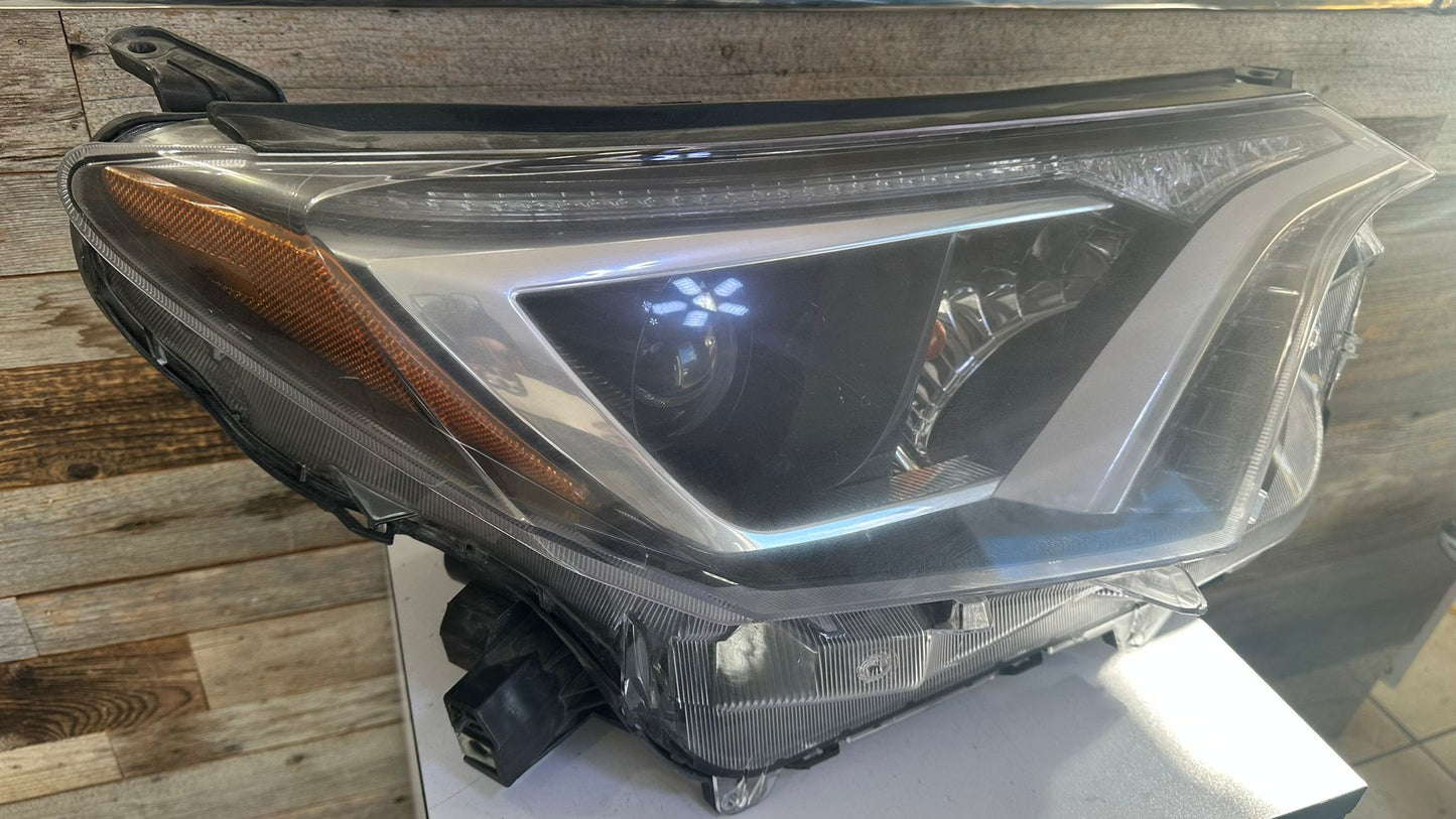 TOYOTA RAV4 2016-2018 Passenger  Headlamp assy composite Halogen; North America Built; w/Black Bezel