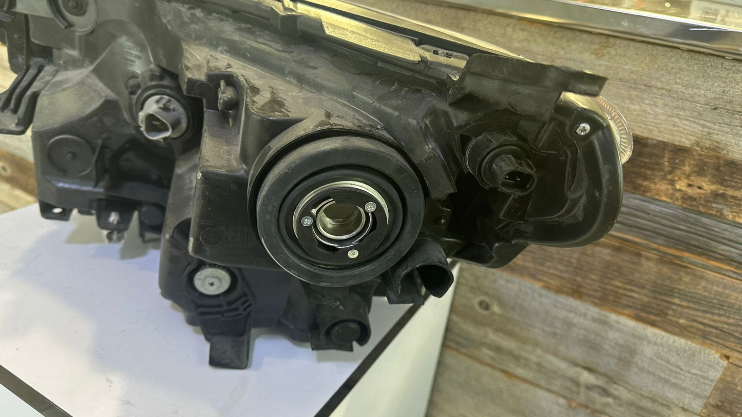 TOYOTA RAV4 2016-2018 Passenger  Headlamp assy composite Halogen; North America Built; w/Black Bezel