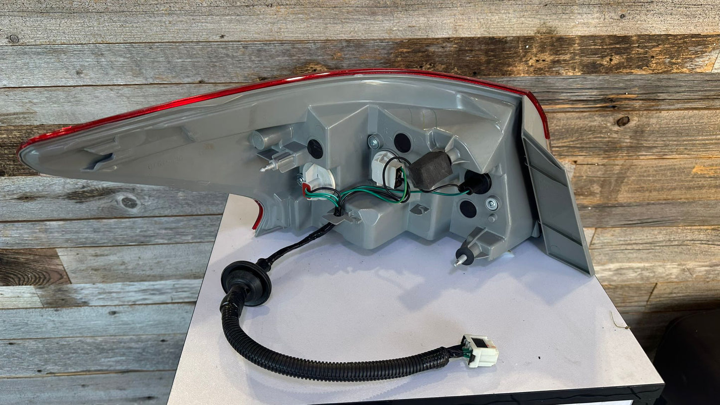 NISSAN SENTRA 2013-2015 Passenger Taillamp assy outer