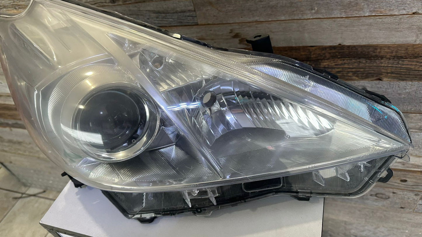 TOYOTA PRIUS v 2012-2014 Passenger Headlamp lens/housing Halogen