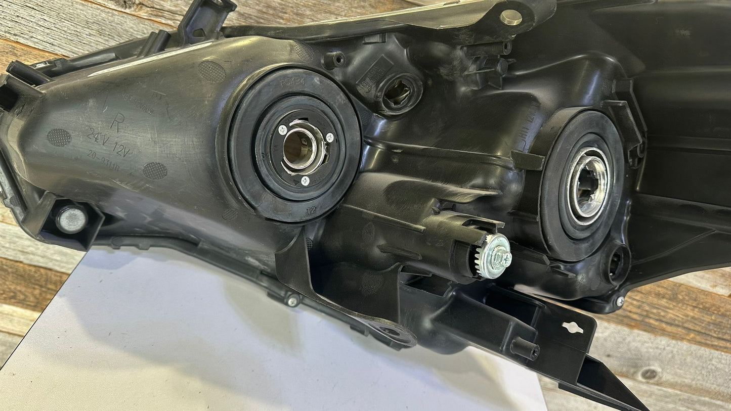 TOYOTA PRIUS v 2012-2014 Passenger Headlamp lens/housing Halogen