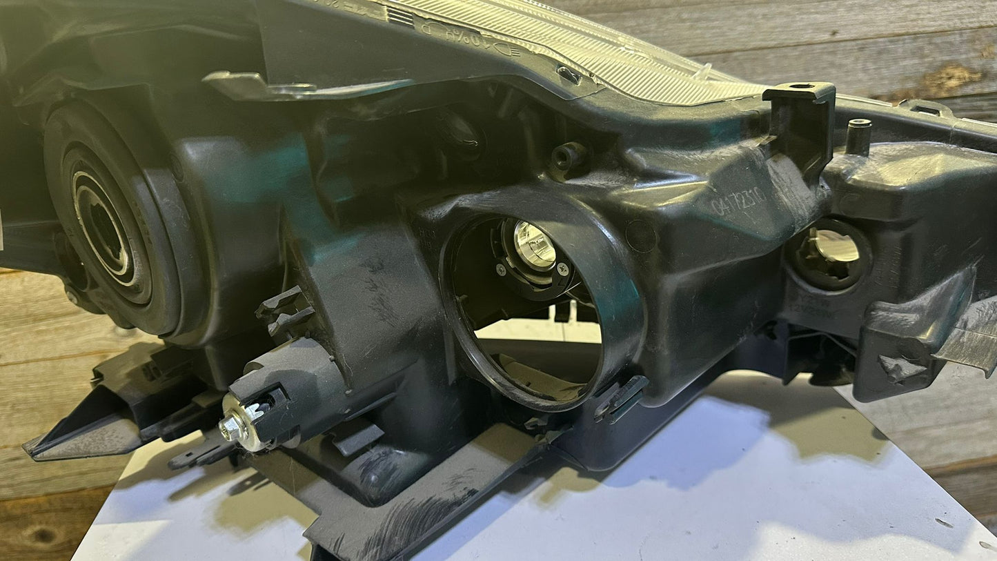 TOYOTA PRIUS v 2015-2018 Driver Headlamp lens/housing Halogen