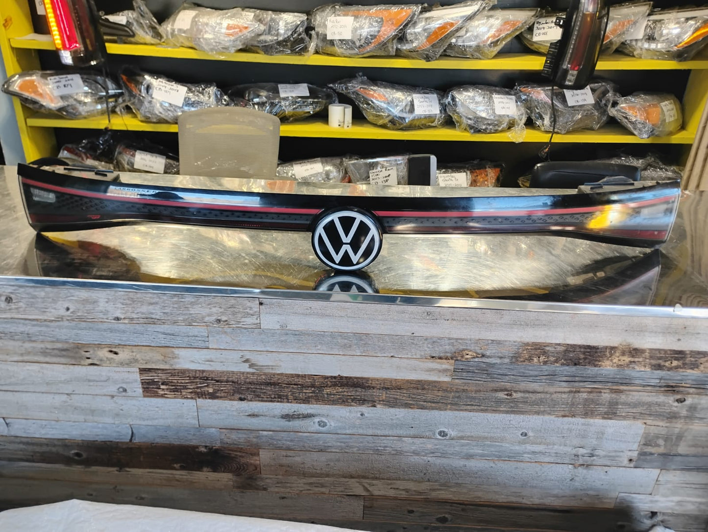 VOLKSWAGEN ID.4 Tail Light Center Assembly 2021-2025