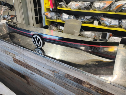 VOLKSWAGEN ID.4 Tail Light Center Assembly 2021-2025