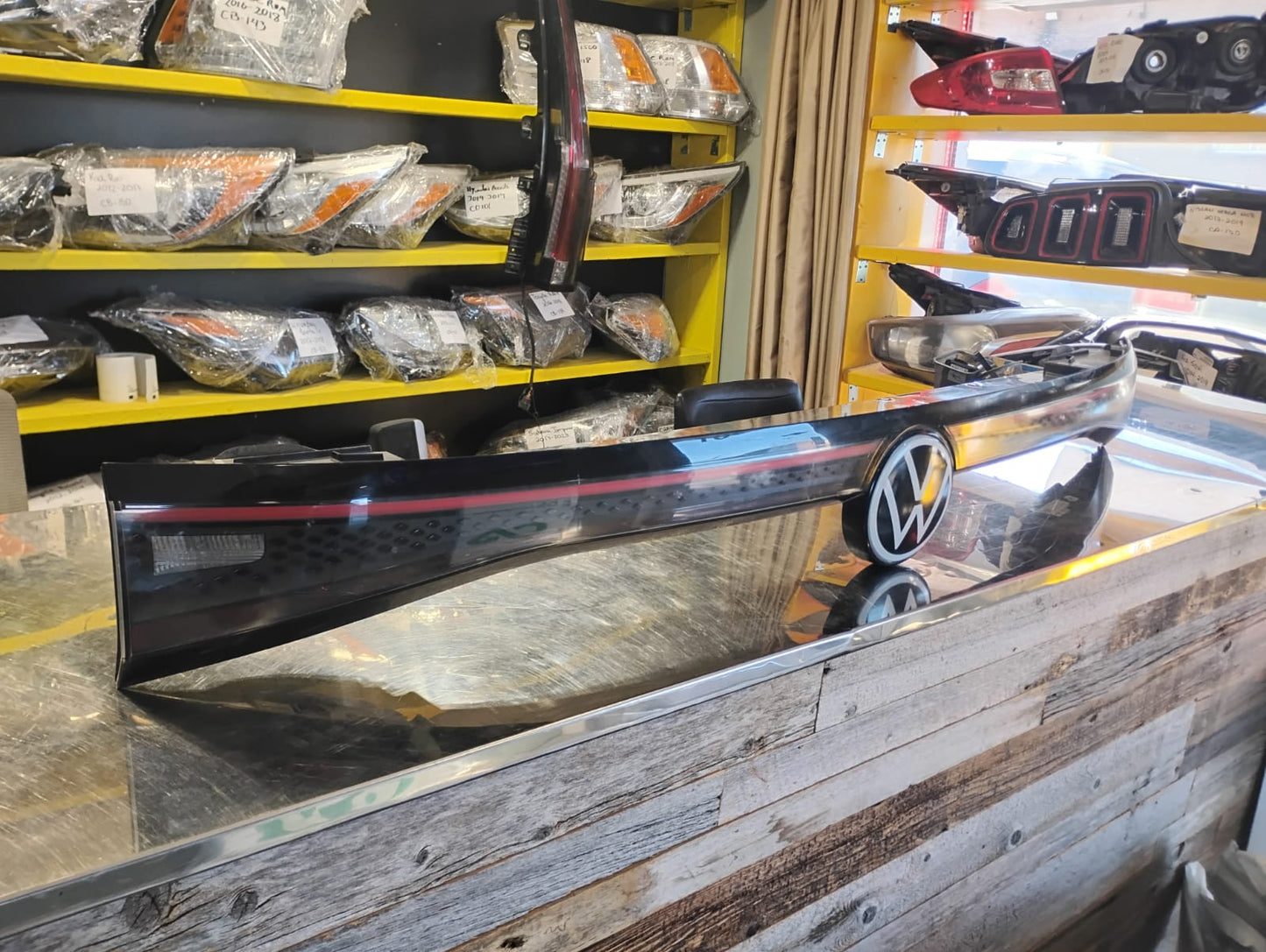 VOLKSWAGEN ID.4 Tail Light Center Assembly 2021-2025