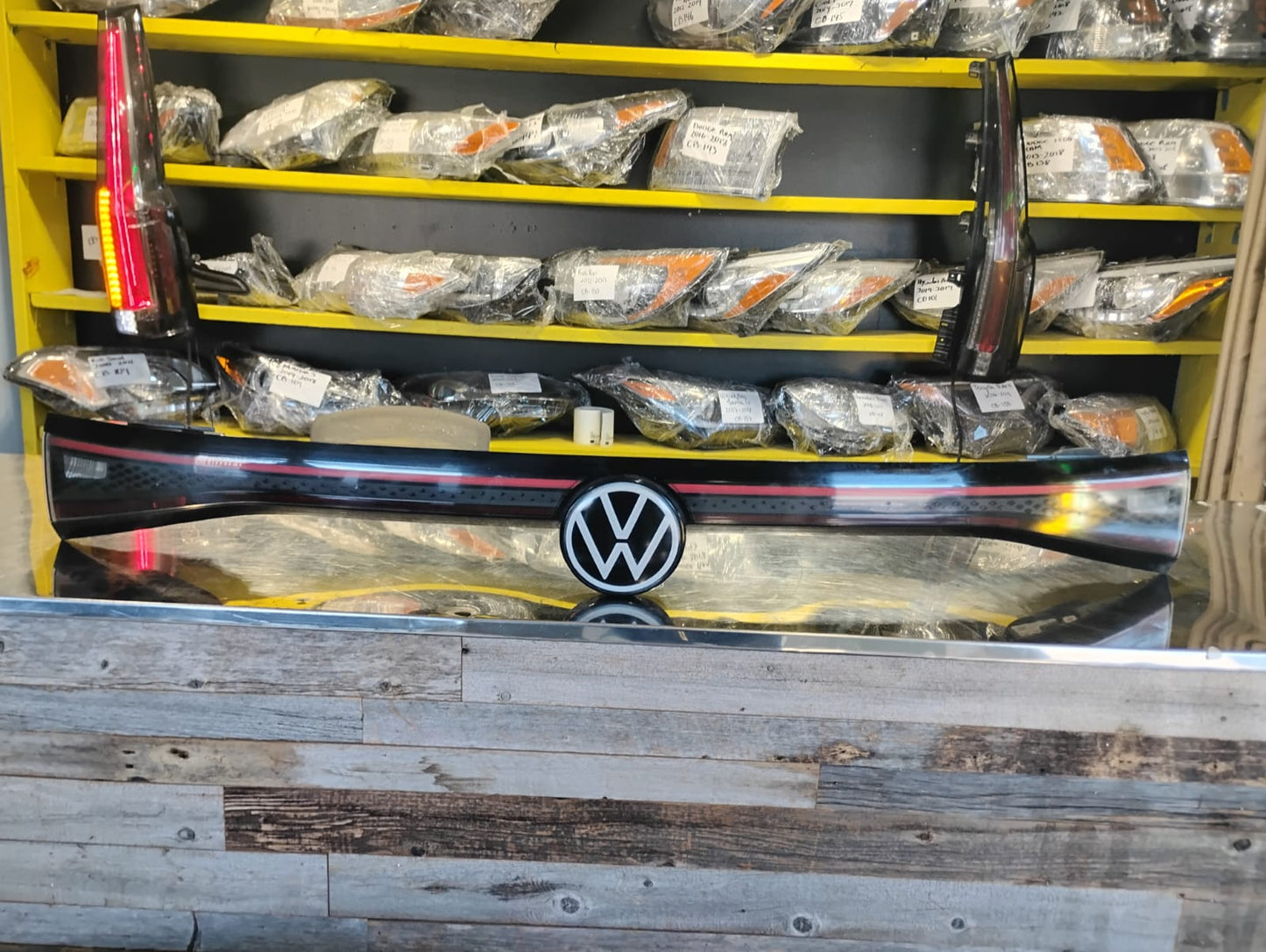 VOLKSWAGEN ID.4 Tail Light Center Assembly 2021-2025