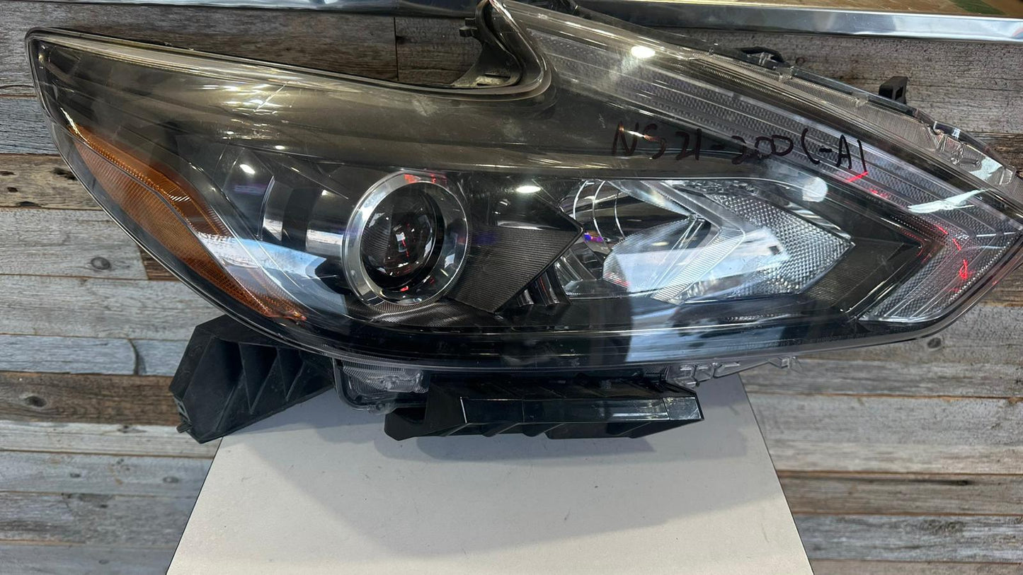 NISSAN ALTIMA 2016-2018 Passenger Headlamp assy composite Sedan; Halogen; w/o LED DRL; w/o Smoke Lens