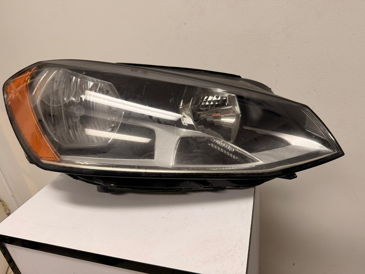 VOLKSWAGEN GOLF/ e-GOLF 2015-2020 Passenger Headlamp assy composite Halogen