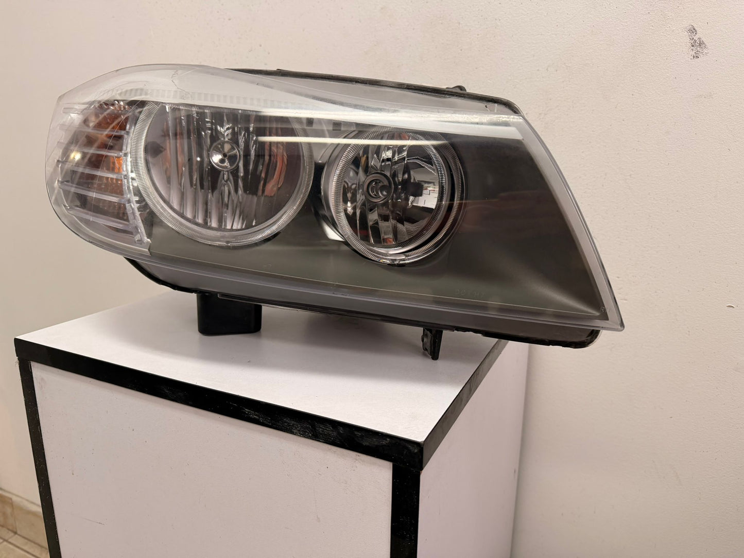 BMW 328i 2009-2011 Passenger Headlamp lens/housing E90|E91; Sedan/Wagon; Halogen