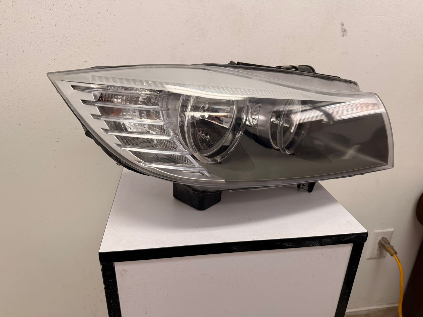 BMW 328i 2009-2011 Passenger Headlamp lens/housing E90|E91; Sedan/Wagon; Halogen
