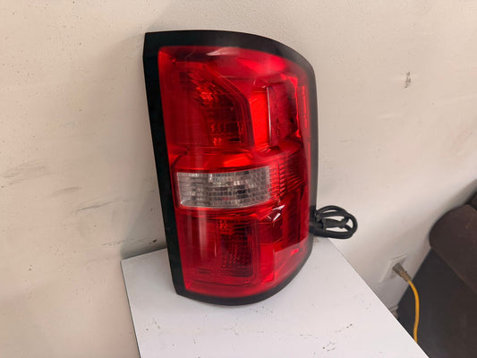 GMC SIERRA 1500| 2016-2019 Passenger Taillamp assy w/o LED Lamp