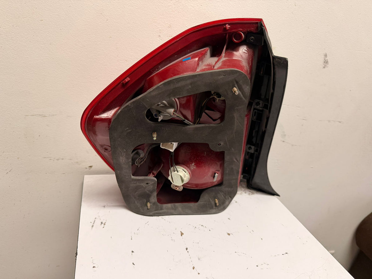 KIA SPECTRA 2004-2006 Passenger Taillamp assy 4dr sedan; new design