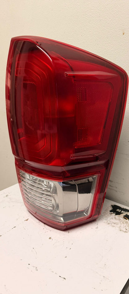 TOYOTA TACOMA 2016-2017 Passenger Taillamp assy TRD OFF-ROAD|TRD SPORT; Red/Smoke Bezel