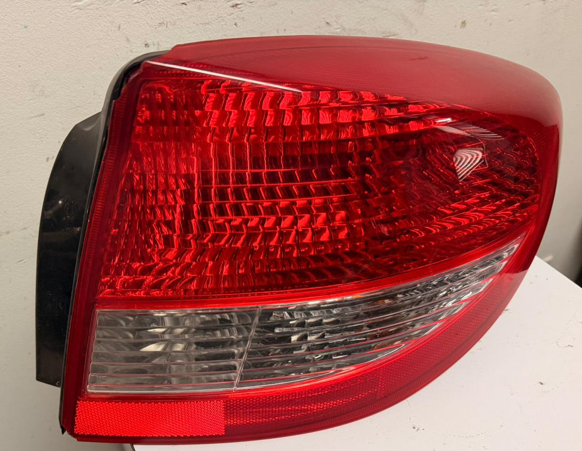 KIA RIO 2003-2005 Passenger Taillamp assy 4dr sedan