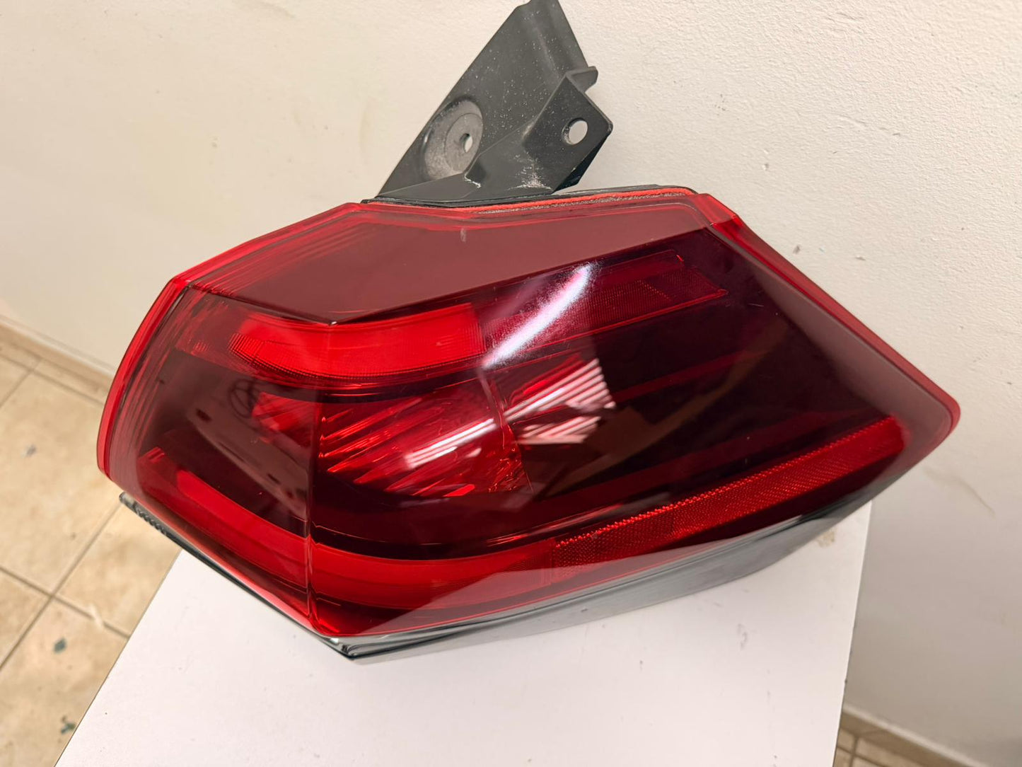 NISSAN ROGUE 2018-2020  Taillamp assy outer PASSENGER