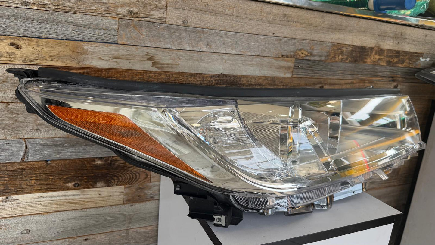 TOYOTA HIGHLANDER 2017-2019 Passenger Headlamp assy composite LE|LE PLUS|XLE; w/o Smoked Chrome Accent; w/o LED DRL; Chrome Bezel