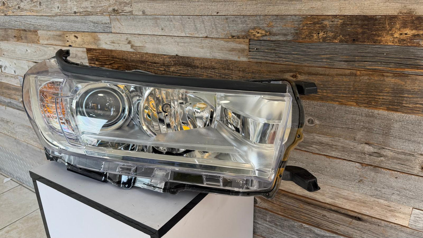 TOYOTA HIGHLANDER 2017-2019 Passenger Headlamp assy composite LE|LE PLUS|XLE; w/o Smoked Chrome Accent; w/o LED DRL; Chrome Bezel