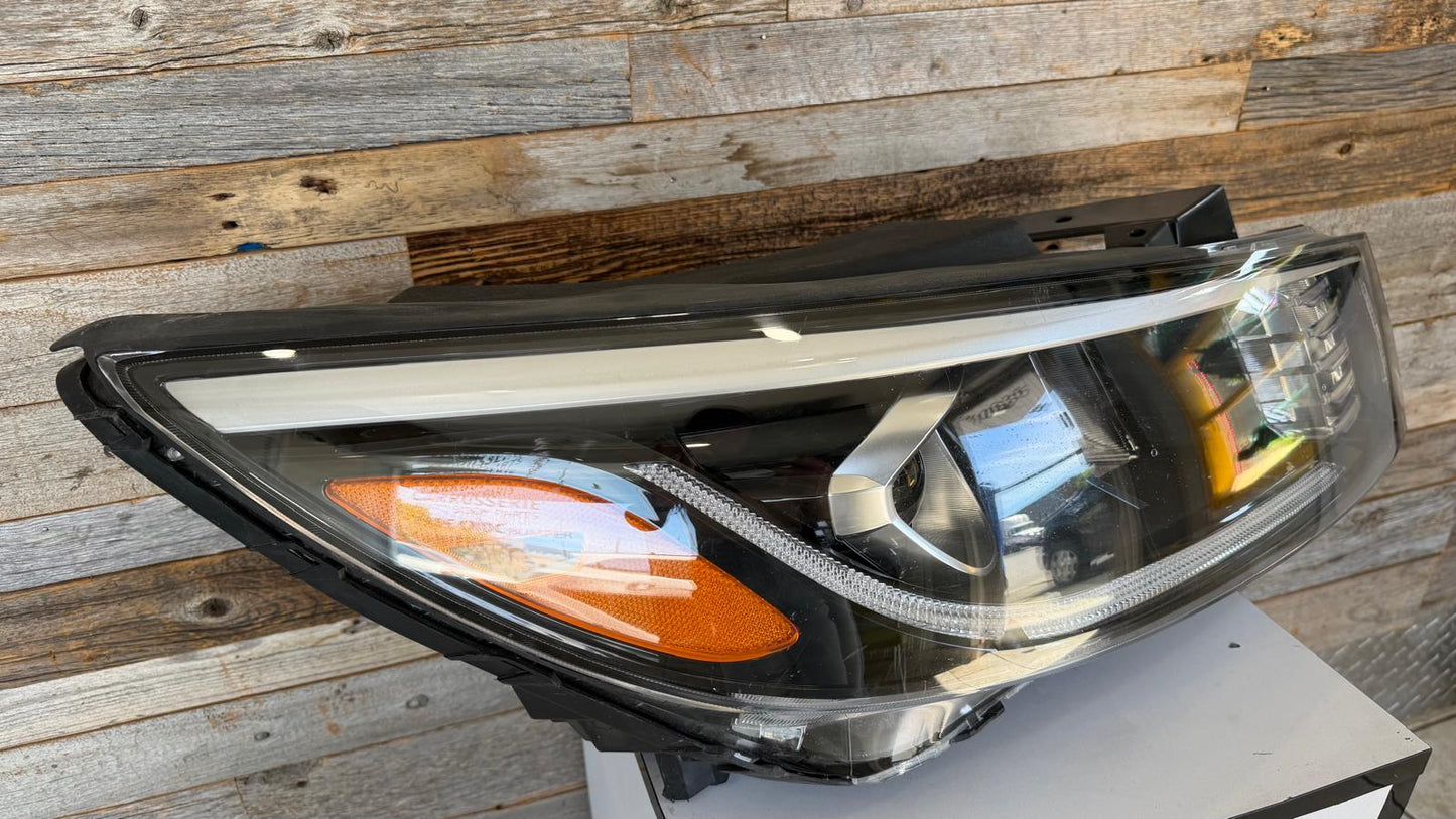 KIA SEDONA  2019-2021 PASSENGER HEADLAMP HALOGEN W/O LED POSITION LAMP