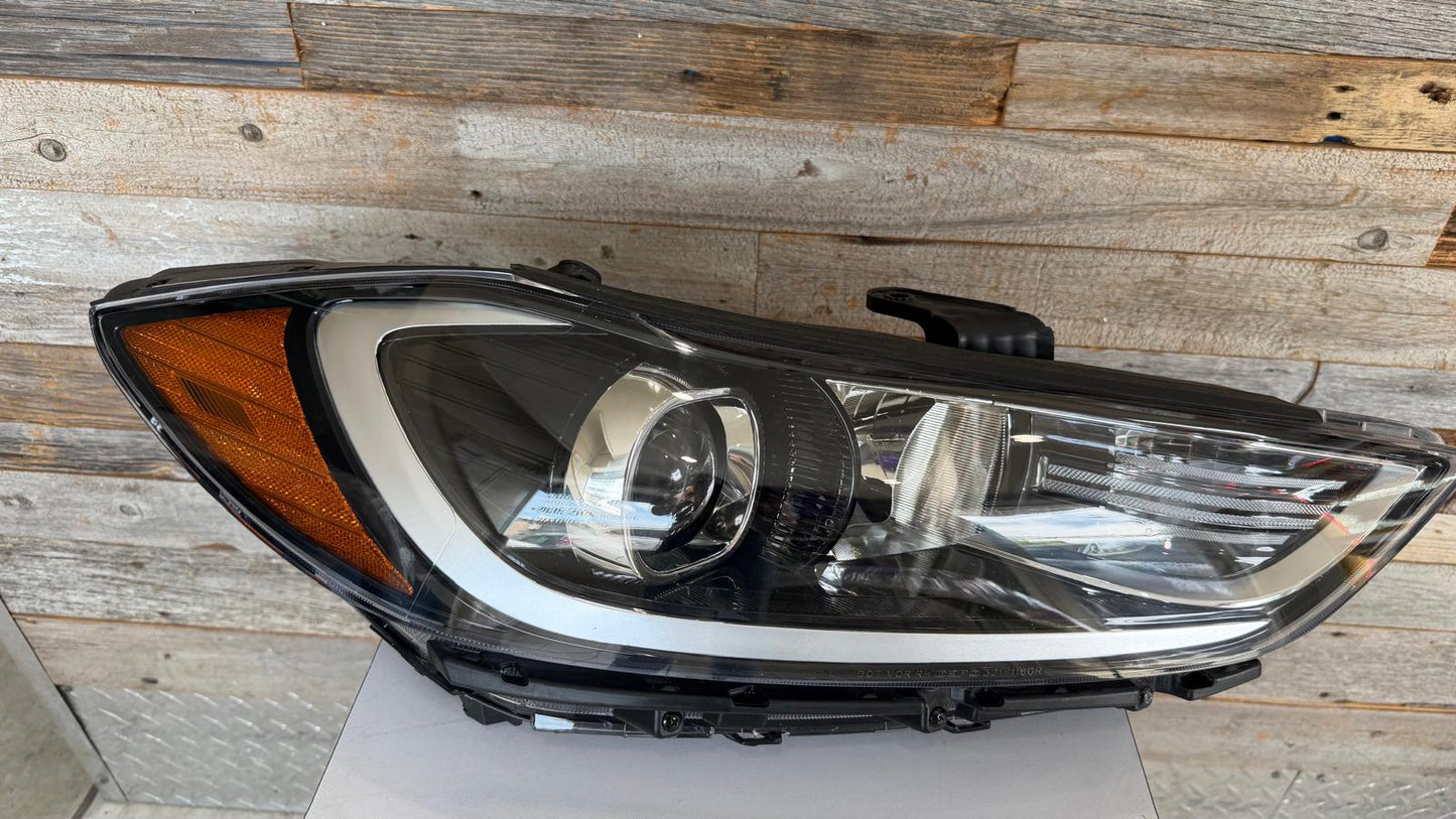 Hyundai Elantra, 2017-2018, Sedan, w/o DRL,  Built, Halogen passenger side NO GARANTIE [SEE PHOTOS]