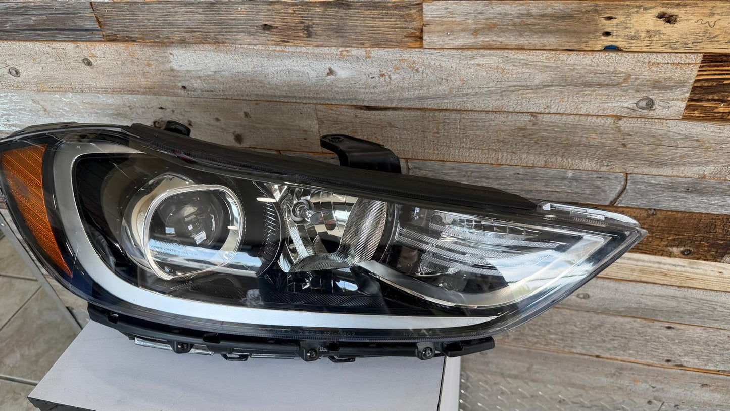 Hyundai Elantra, 2017-2018, Sedan, w/o DRL,  Built, Halogen passenger side NO GARANTIE [SEE PHOTOS]