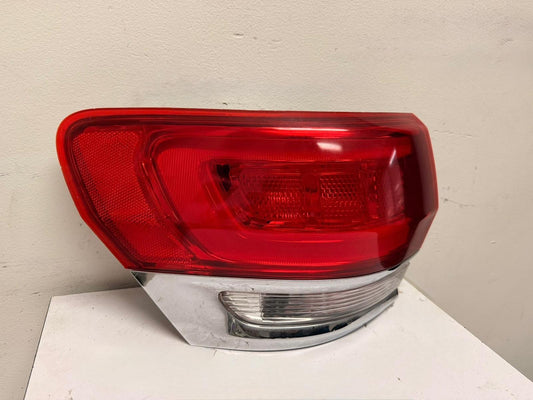 JEEP GRAND CHEROKEE 2014-2022 Driver Taillamp assy outer LAREDO|LIMITED|OVERLAND|SUMMIT; w/o Gray Trim; Chrome