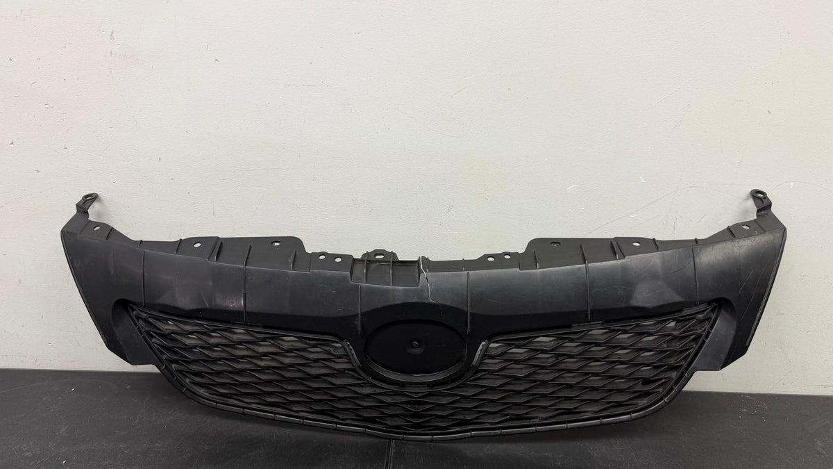 TOYOTA COROLLA 2009-2010 Grille assy USA Built [ little scratch ]