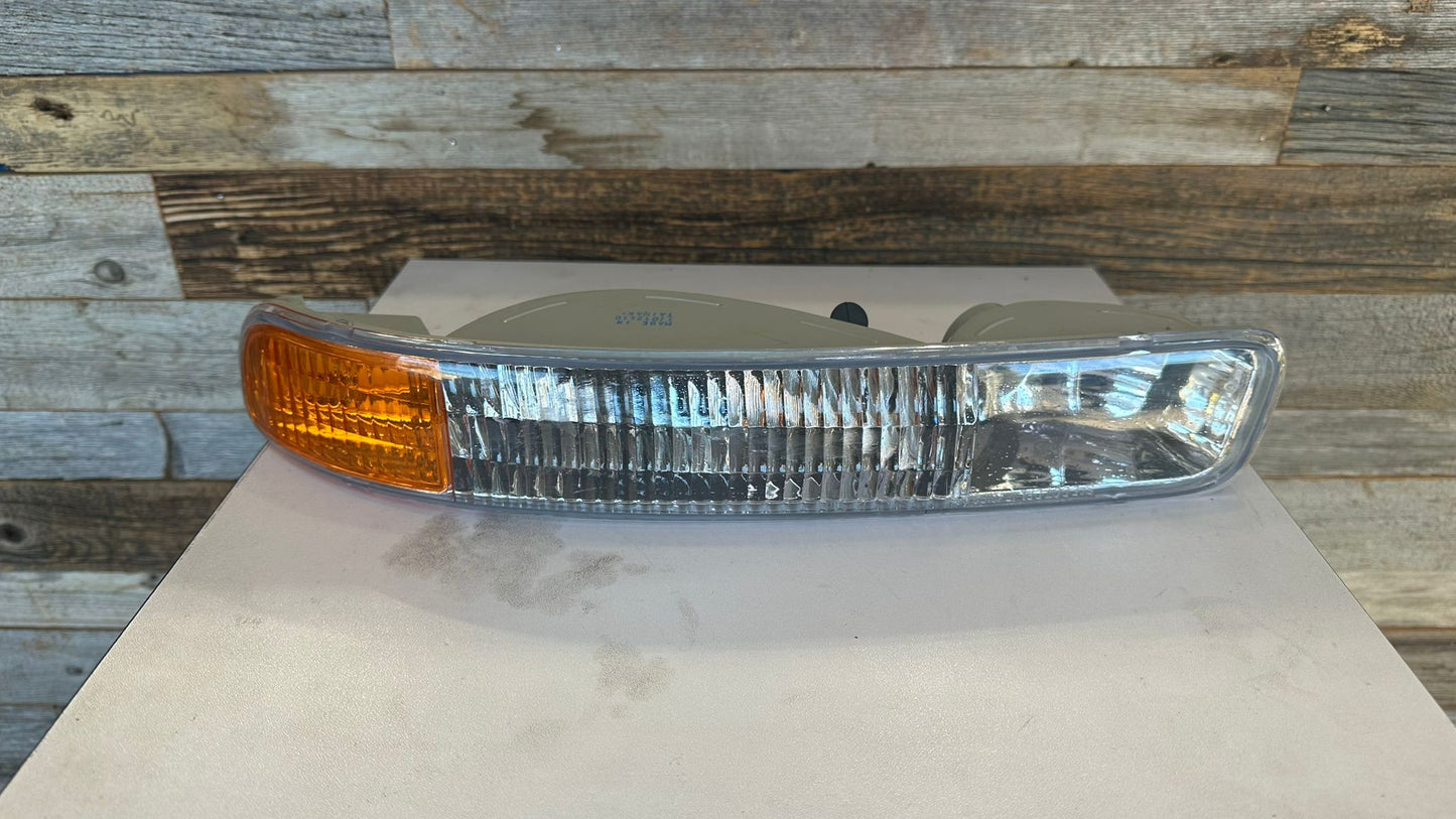 GMC SIERRA 99-06 PASSENGER R PARKING SIGNAL LAMP / 07 CLASSIC / YUKON, XL 00-06 Exc: DENALI AND C3 MODELS