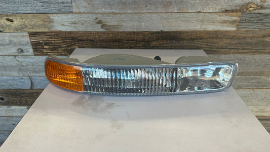 GMC SIERRA 99-06 PASSENGER R PARKING SIGNAL LAMP / 07 CLASSIC / YUKON, XL 00-06 Exc: DENALI AND C3 MODELS