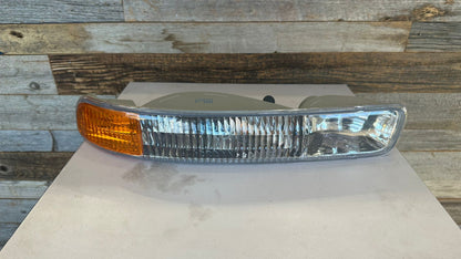 GMC SIERRA 99-06 PASSENGER R PARKING SIGNAL LAMP / 07 CLASSIC / YUKON, XL 00-06 Exc: DENALI AND C3 MODELS