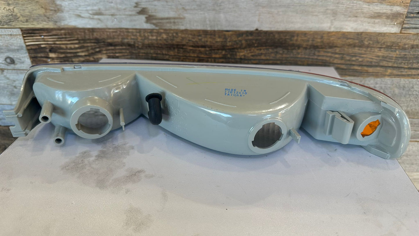 GMC SIERRA 99-06 PASSENGER R PARKING SIGNAL LAMP / 07 CLASSIC / YUKON, XL 00-06 Exc: DENALI AND C3 MODELS