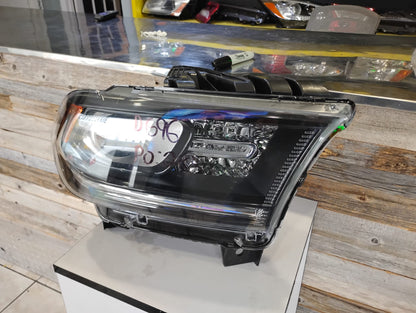 DODGE DURANGO 2016 2020 PASSAGER RT Headlamp assy composite Halogen; w/o LED Lamp; Black Trim