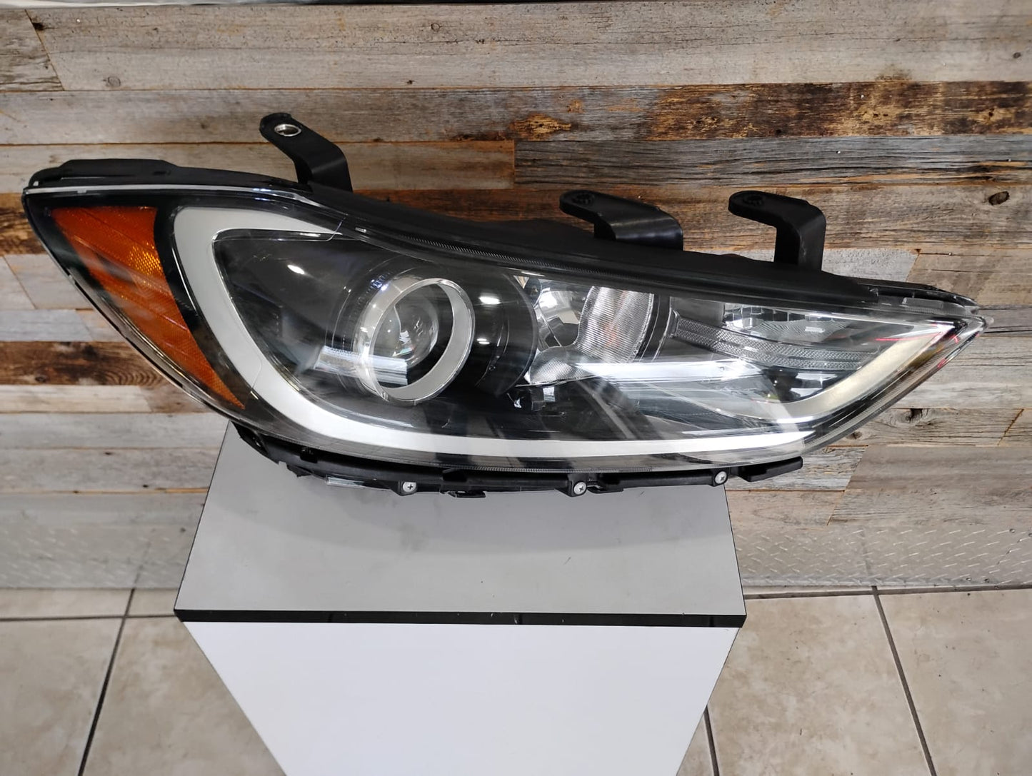 Hyundai Elantra, 17-18, Sedan, w/o DRL,  Built, Halogen passenger side